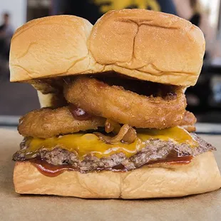 RINGER – cheddar cheese, smoked bacon, onion rings, bbq sauce