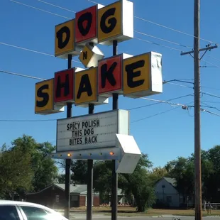 shows a car passing by