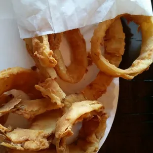 ows a plate of onion rings