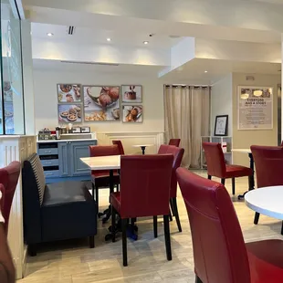 Cute interior and DELICIOUS cinnamon rolls!!