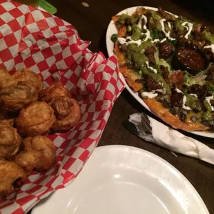 Fried mushrooms and steak nachos. The best.
