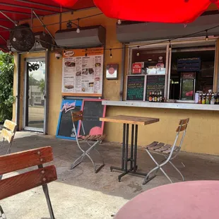 Window ordering on a beautiful day in Miami