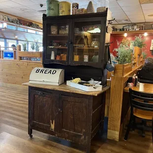 a dogwood barbeque with a bread box on top