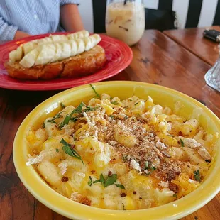 mac n cheese and honey-bee toast