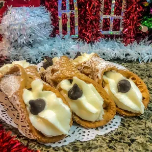 Cannolis!!! Mmmm, deliciousness!!