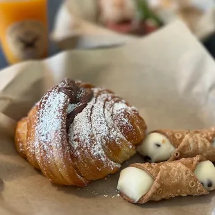 Conetti dolci with nutella and cannolis