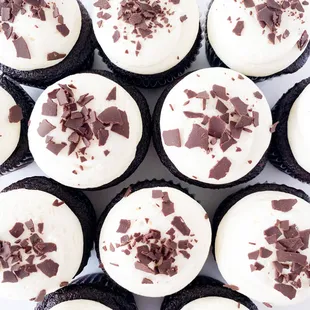 Chocolate lovers rejoice! Chocolate Blackout Cupcakes are waiting for you!