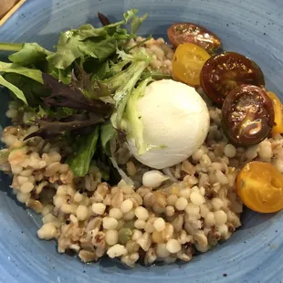 Grain bowl with poached egg and tomatoes.