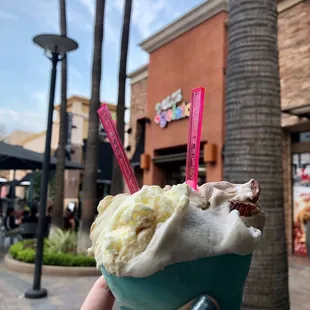 Large cup (4 flavors) - Maui coconut crunch, banana cream, creme brûlée, brown butter pecan