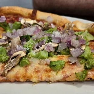 Broccolli, mushroon, and onion pizza
