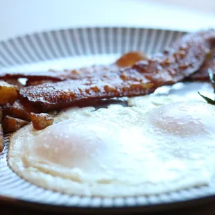 a plate of breakfast foods