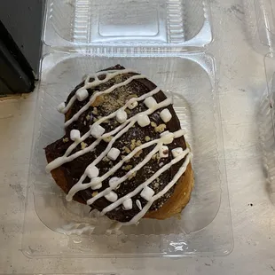 Fresh-baked Bombolini (S'Mores)