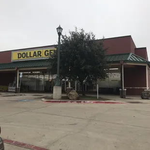 the front of a dollar general store