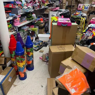 Mess, trash &amp; product blocking another aisle