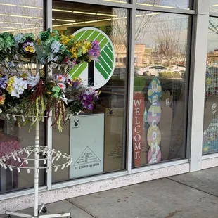 These photos show there is no posting anywhere about any type of store policy regarding no returns on any items
