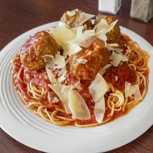 a plate of spaghetti and meatballs