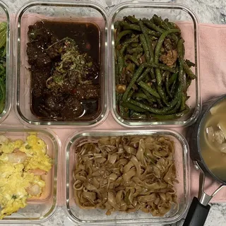 Fried Flat Rice Noodles with Beef in Soya Sauce