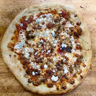 Matey- jerk chicken, blue cheese, honey, mozzarella