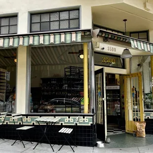 the outside of the restaurant