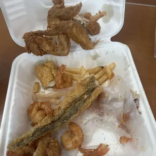 chicken wings and fried chicken, bbq chicken, fried chicken wings, chicken, bbq wings, chicken wings, fried chicken, poultry, food