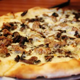 White Truffle Pizza : Italian Sausage, Mushrooms, Mozzarella, Parmesan Reggiano, Chopped Garlic and Truffle Oil. Yummy!