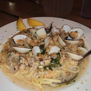 Classic Linguine with Clams