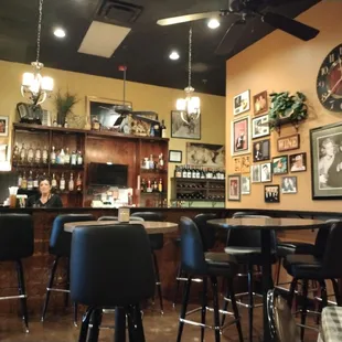 Cozy bar, movie star photos, checkered tablecloths make for a nostalgic atmosphere