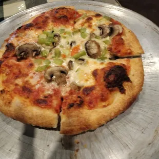 Personal pizza with uncharged mushrooms and peppers