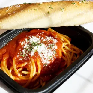 spaghetti and bread