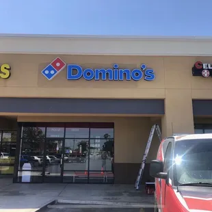 the front of a dominos restaurant
