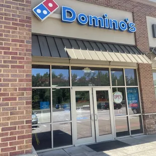 the front of a dominos restaurant