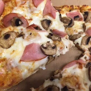 Ham &amp; Mushrooms Pizza Close Up