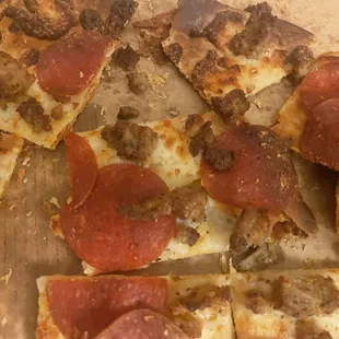 Burnt pizza is what they gave us not on one but both of the pizzas. Had to fight to get the refund. Ridiculous won’t be back