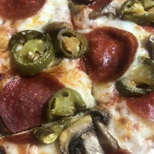 Small Thin Crust - Pepperoni, Mushroom, Jalapeño - Delicious !!!