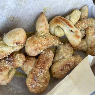 Parmesan Twisted Bread (TikTok: @justandyvu)