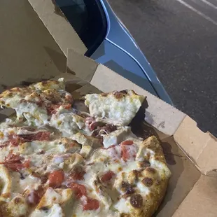 Worst place over charge everything one side of Parmesan cost 1 dólar. And side of rach 2 dólar ? Trash and pizza taste bad like carton