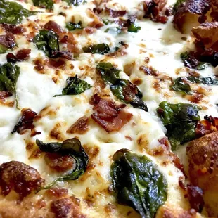 Hand-Tossed Spinach and Bacon with Garlic Parmesan White Sauce