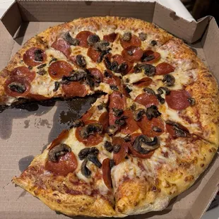 Garlic hand tossed crust with pepperoni and mushroom..