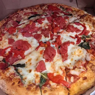 Tomato, bell pepper, spinach pizza