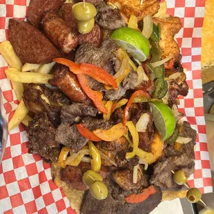 Picalonga /Fritura Mediana - Salami,Queso,Longaniza,Carnita frita, Pollo frito,Res, Tostones y papas Fritas.