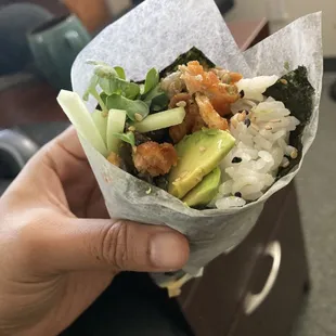 salmon skin handroll