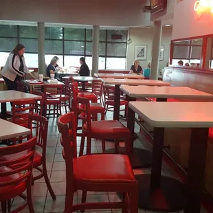 Inside of don and millies lincoln