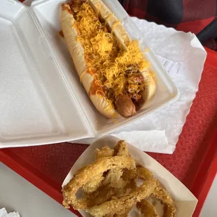 Chilli cheese dog w: onion rings