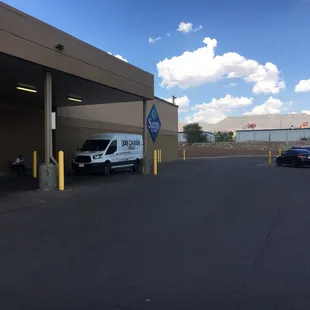 The people of don carbon like to park in the LOADING ZONE of SAMs club while they go shop. #entitled #DontLikeHotCar