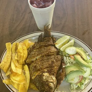 Mojarra tajadas de plátano macho ensalada de lechuga