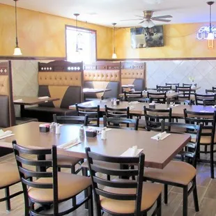 Plenty of comfortable seating for a business lunch or family dinner!