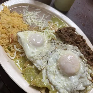 Chilaquiles con huevo y birria