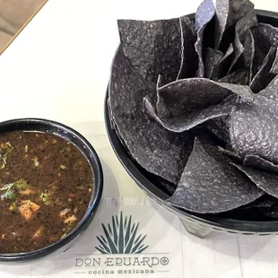 Complimentary Chips and Salsa. L(･‿･)VED their salsa, not too moody/spicy especially on this oppressive afternoon.