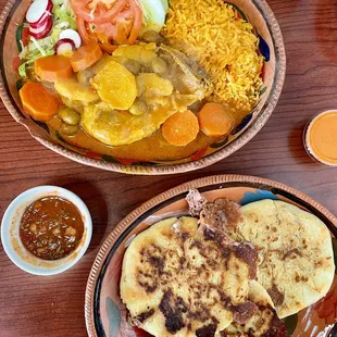 Pollo Guisado, Pupusas