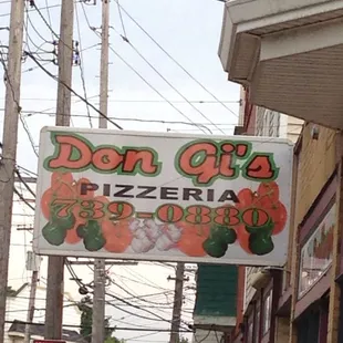 a sign for don g&apos;s pizzeria